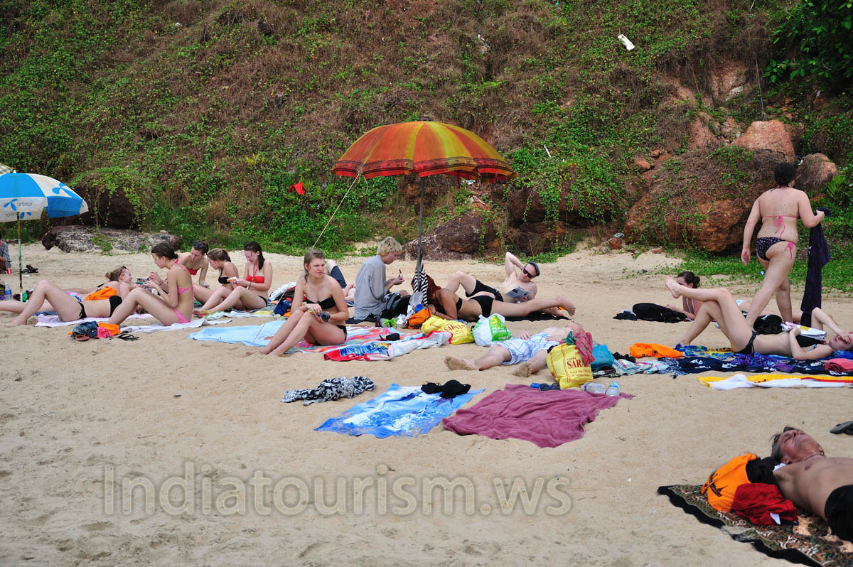 tourists are waiting the sun