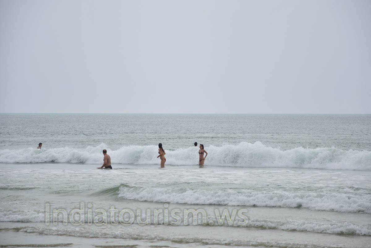 swimming trunks must be on a tight elastic band and they would not be pulled down by the wave