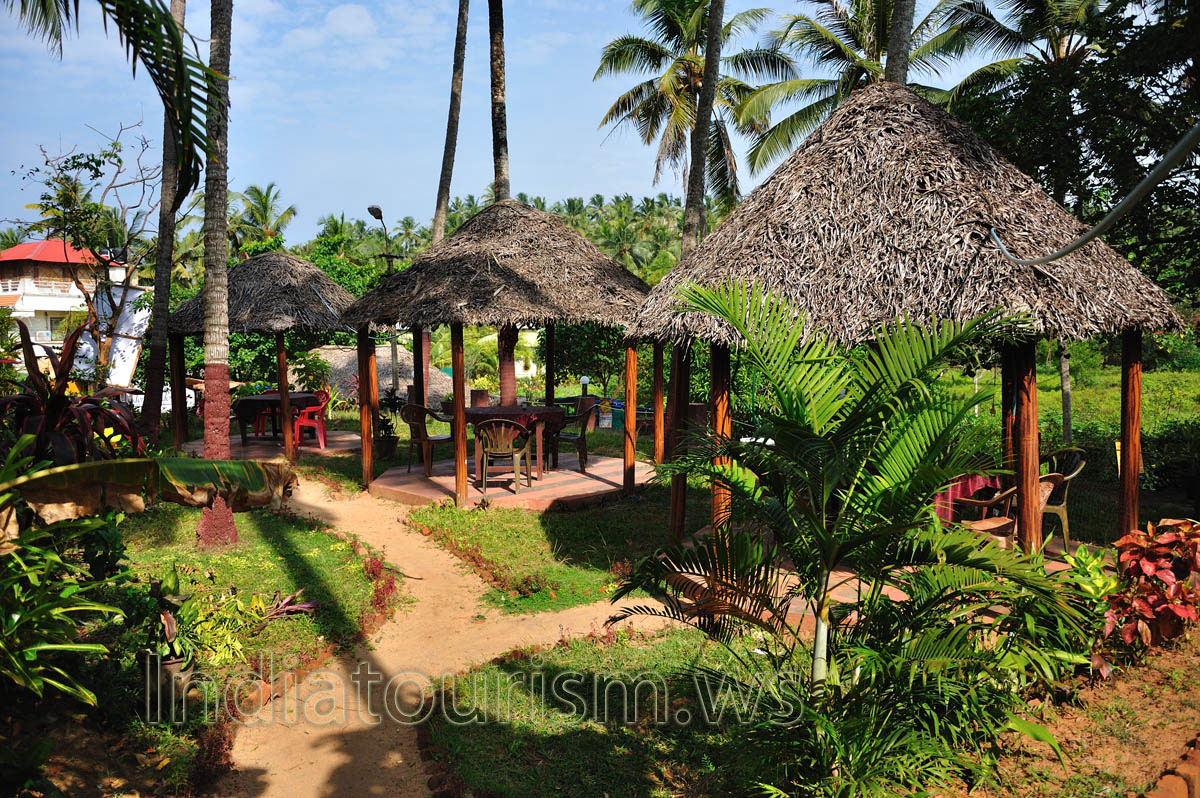 summer tables of Mamma Chompos cafe