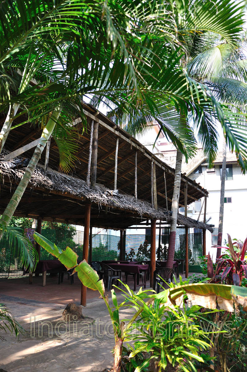 wood constructions of Mamachompos restaurant