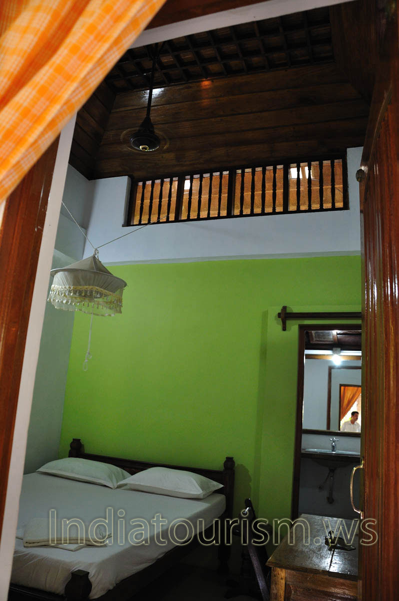 fan and dark brown ceiling in the double room