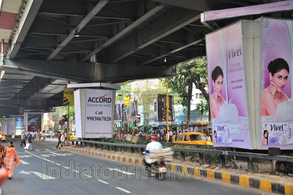 The road traffic on the Circus Avenue is a two-level
