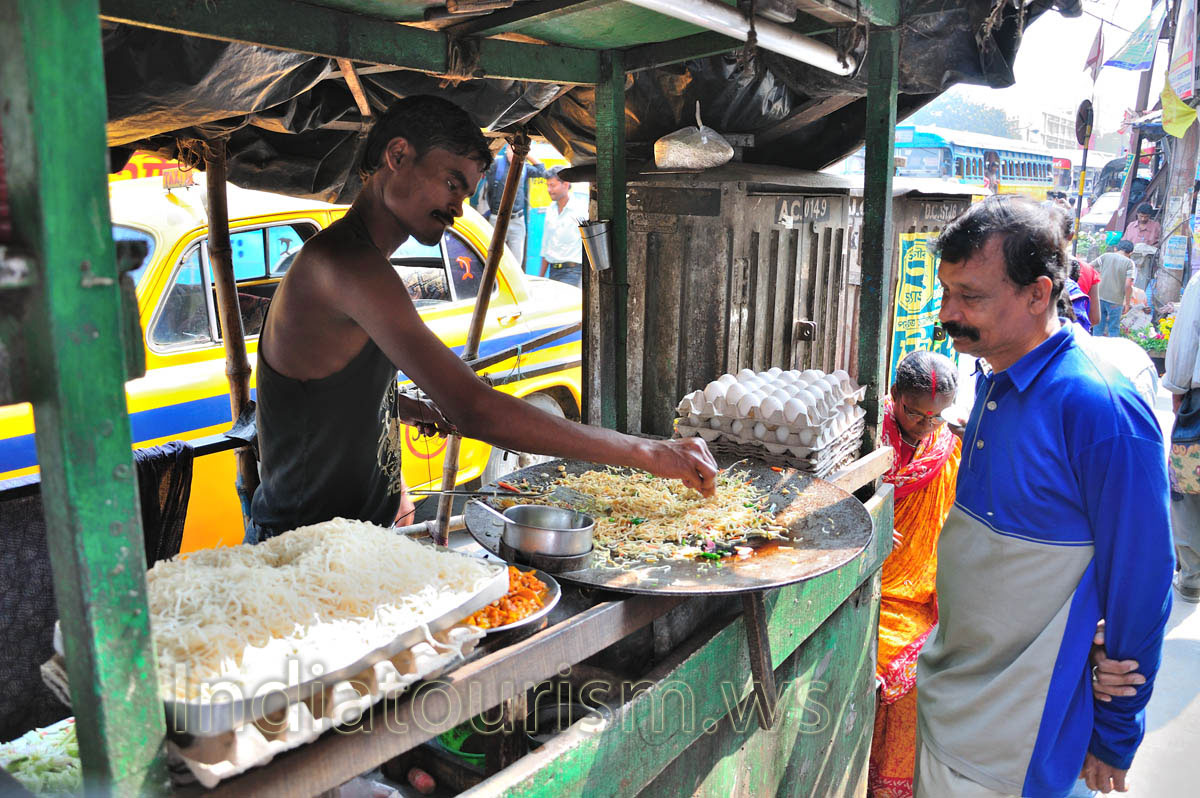 Sales of fresh eggs and cooking noodles on the street