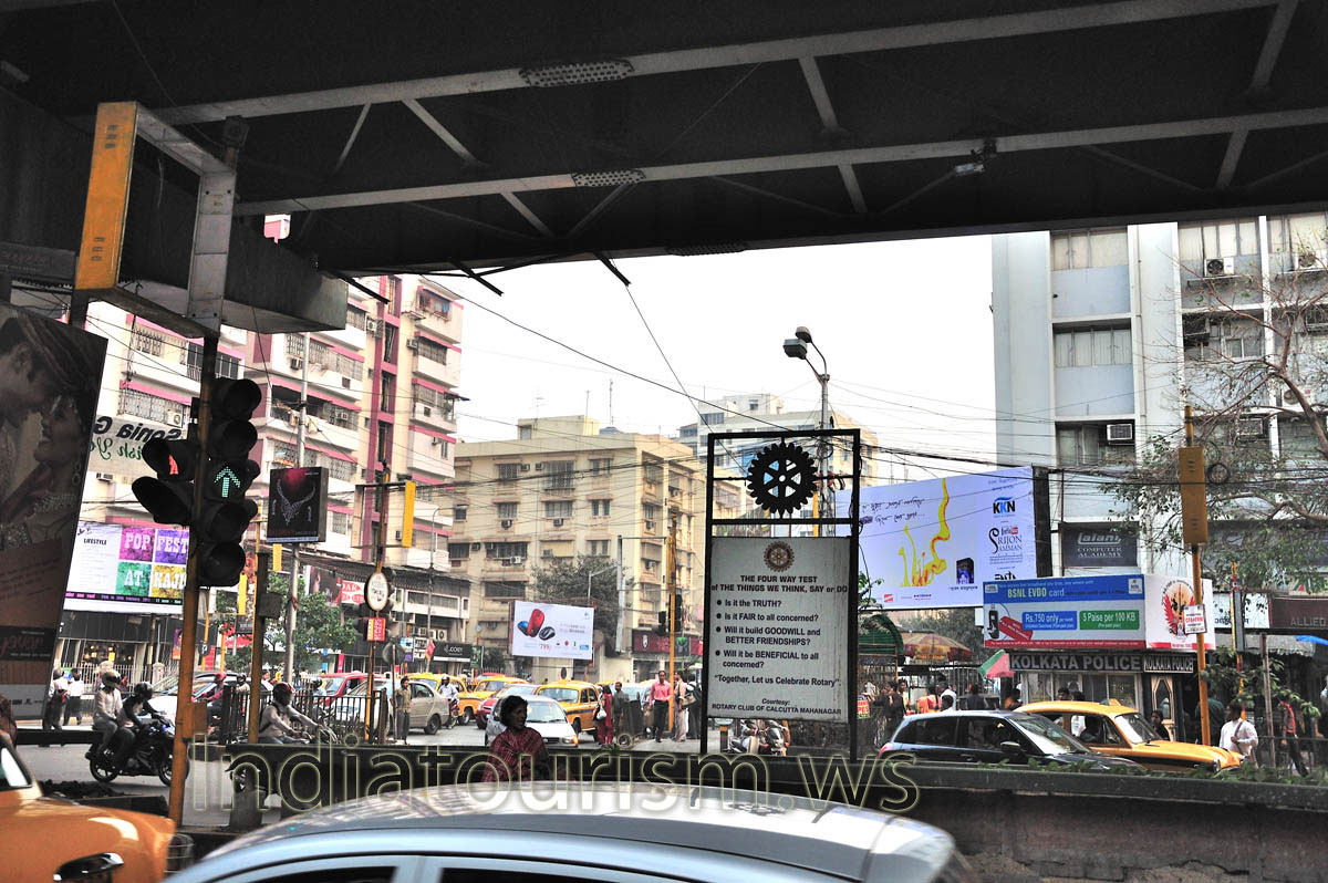 The crossroad of Acharya Jagadish Chandra Bose Road and Circus Avenue