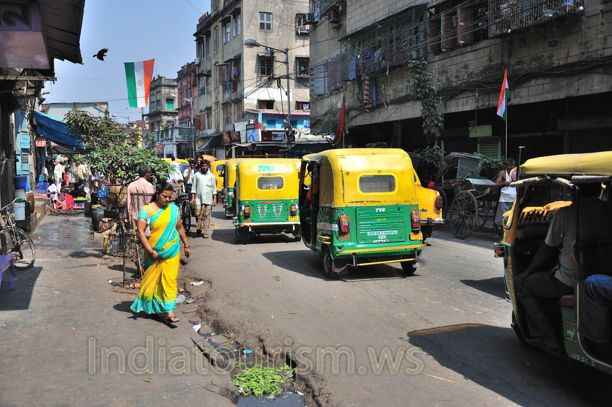 There is a very busy traffic at the Free School Street - autorickshaws lined up in the long queue