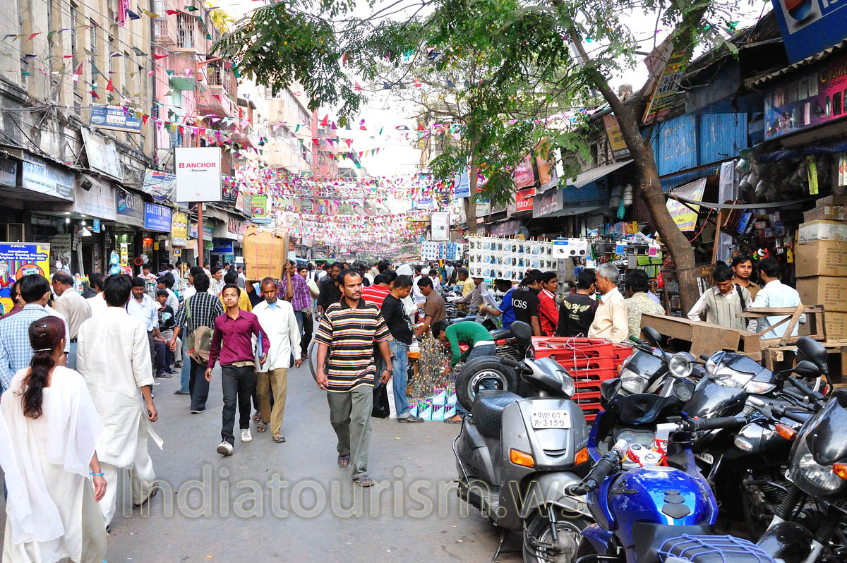 Chandni chowk market is overcrowded by people