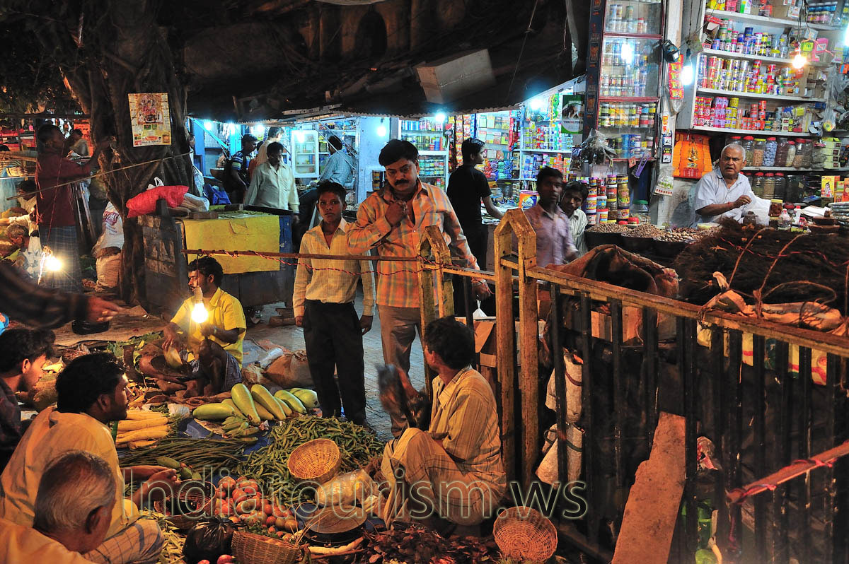 Sale of vegetables on the street at night