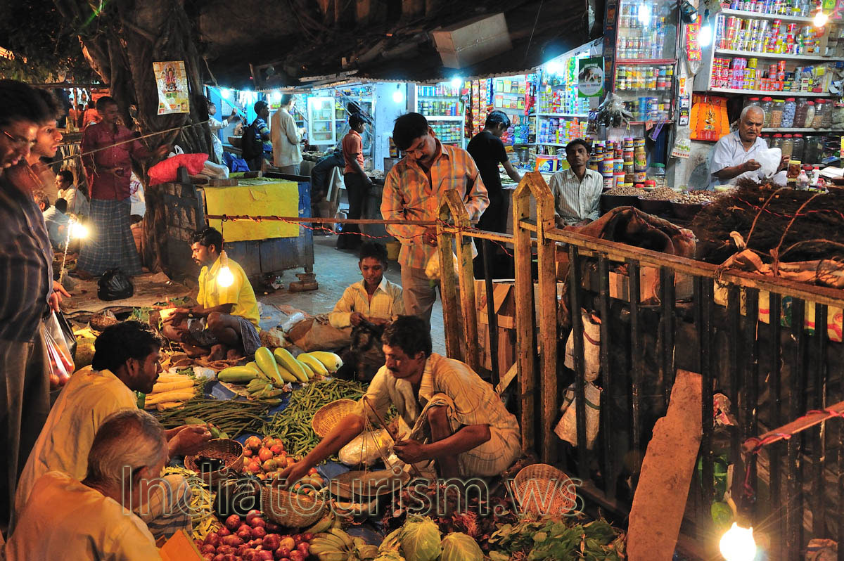 There are so many people on the streets of Kolkata in the evening 