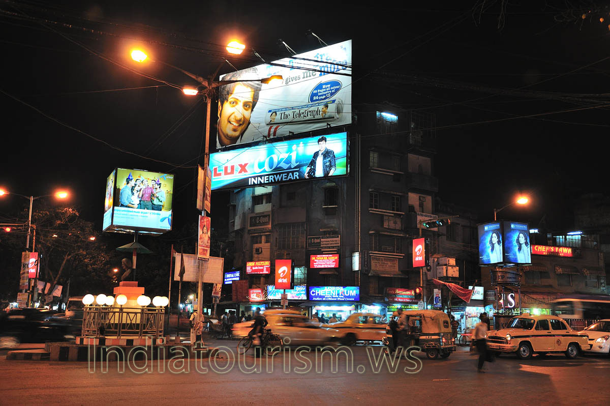 Big boards on ​​Prince Anwar Shah Road
