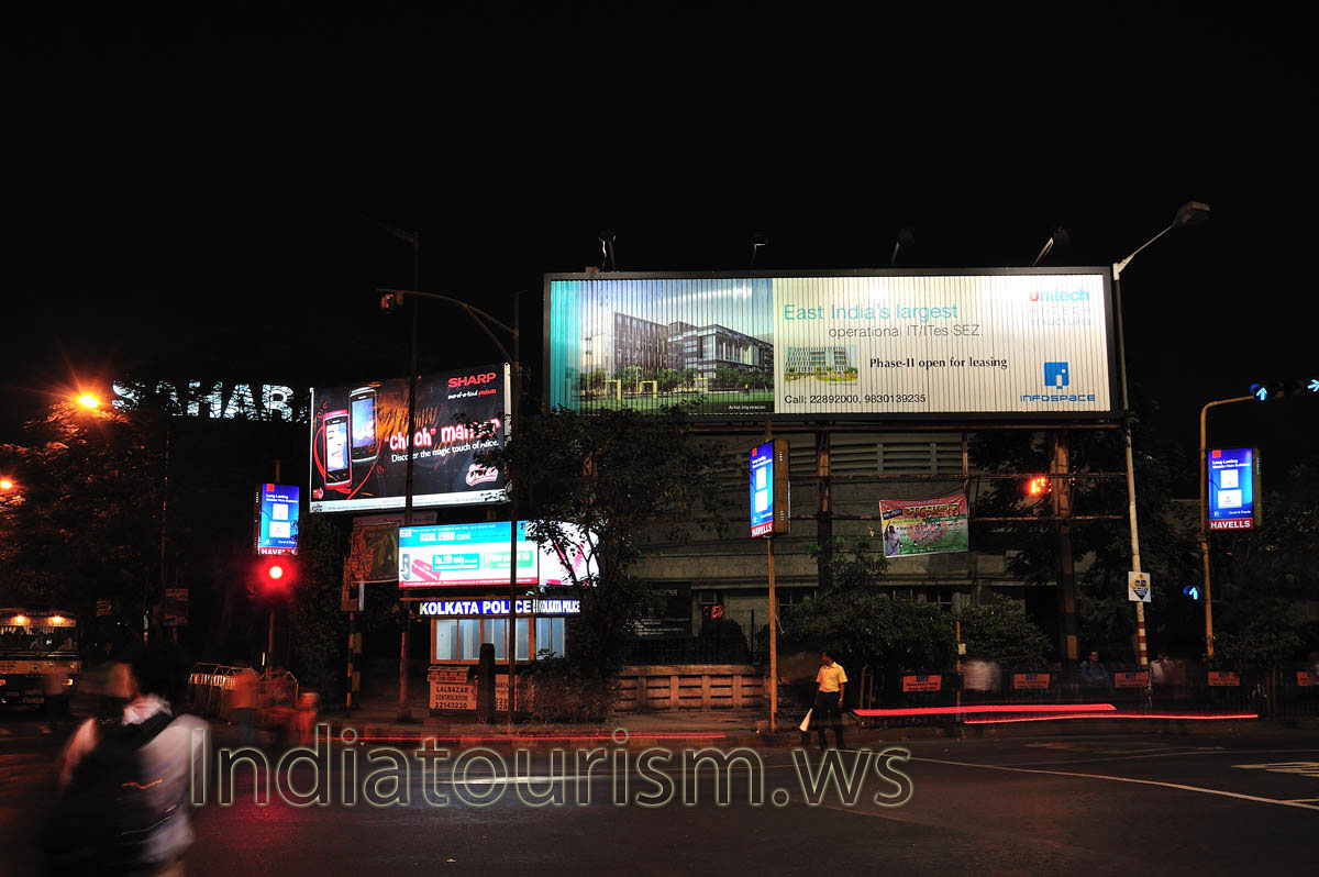 The crossroad of Queens Way and Cathedral Road