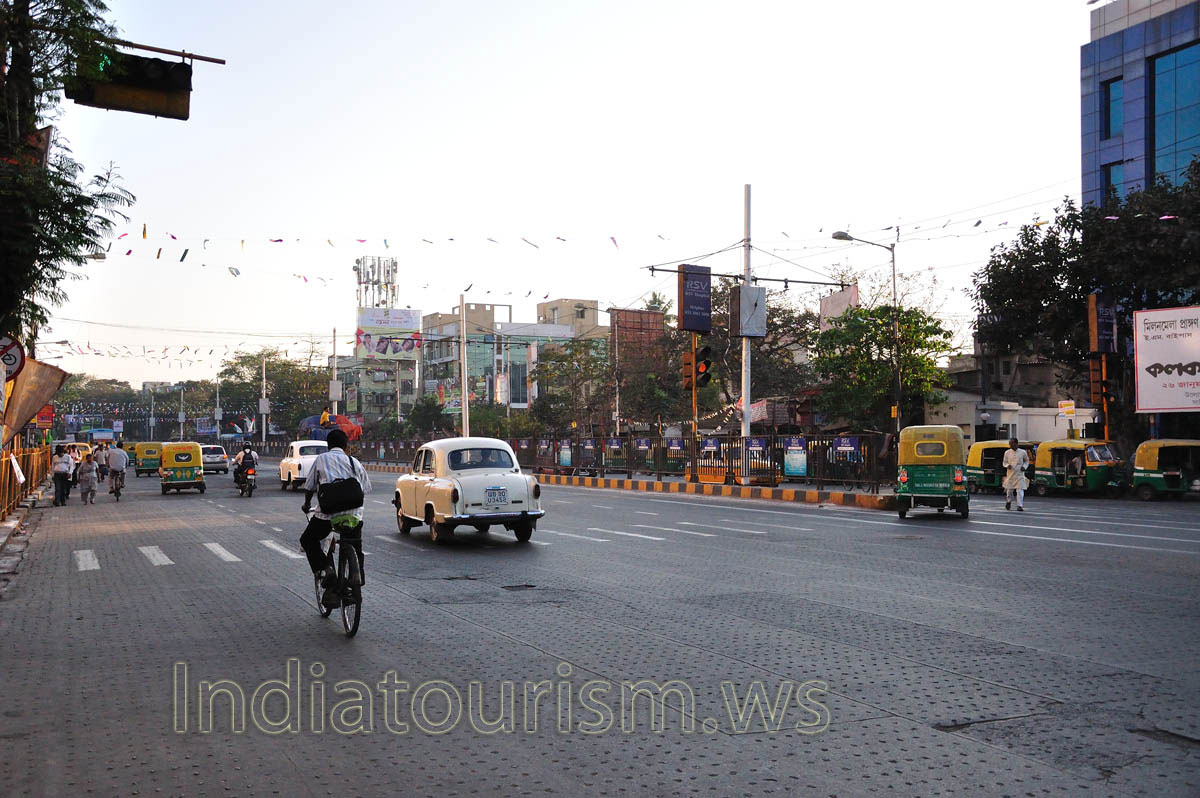 To get on the street Prince Anwar Shah Road from Rabindra Sarovar Metro station, you need to go down the street Deshapran Shasmal Road