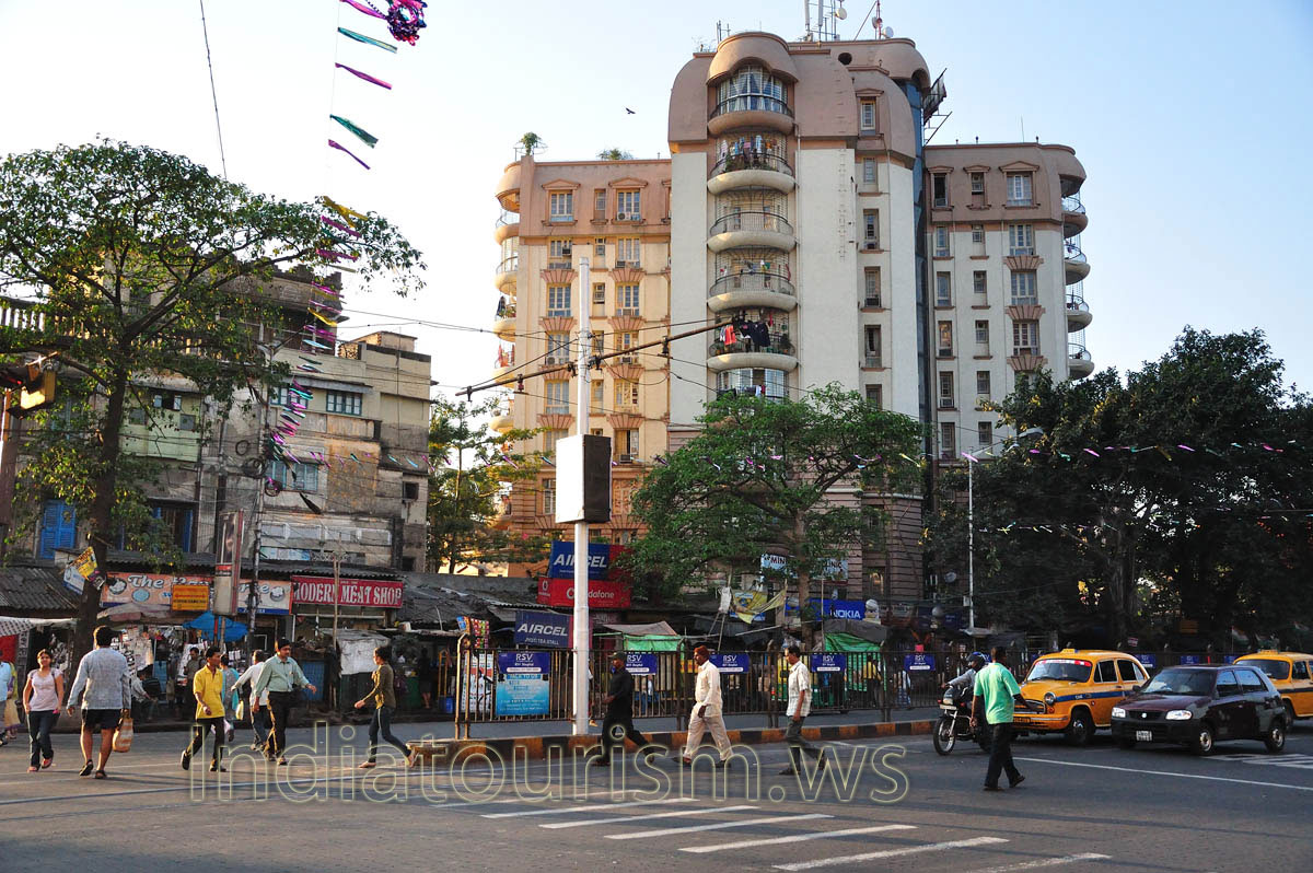 The pedestrian crossing through Deshapran Shasmal Road