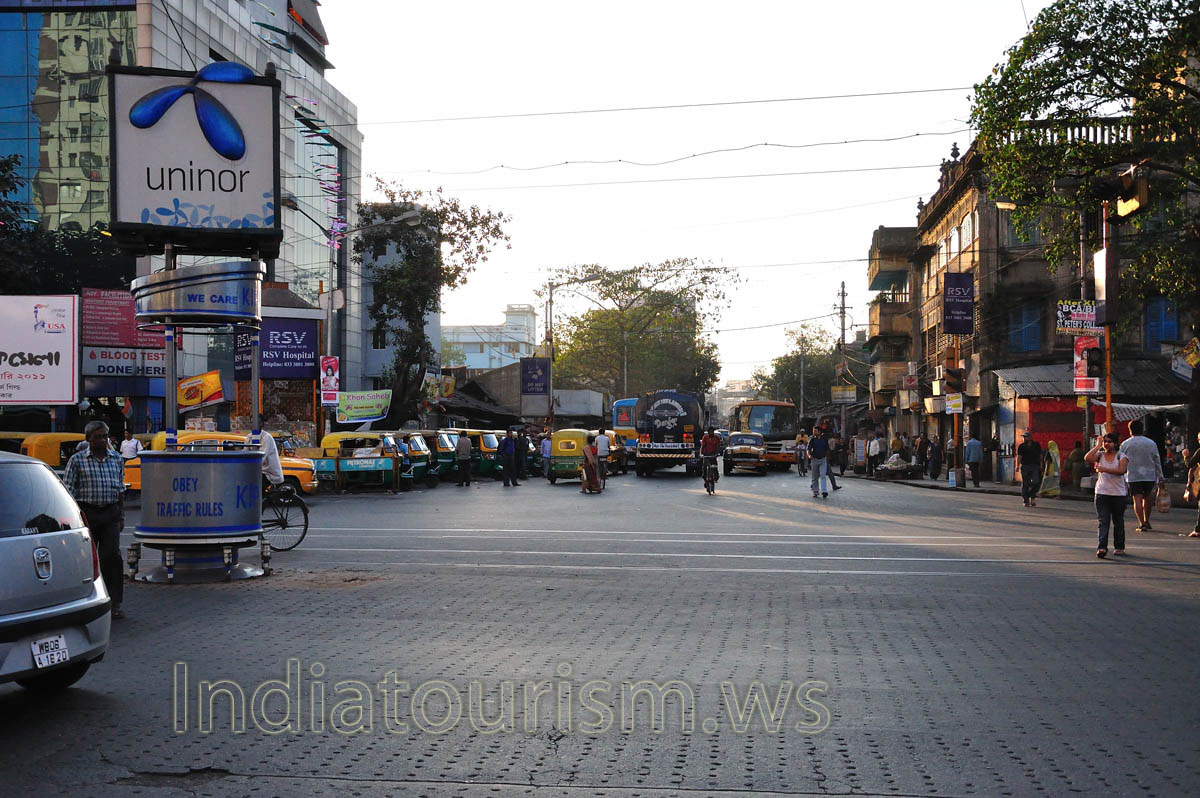 The crossroad of Deshapran Shasmal Road & Prince Anwar Shah Road