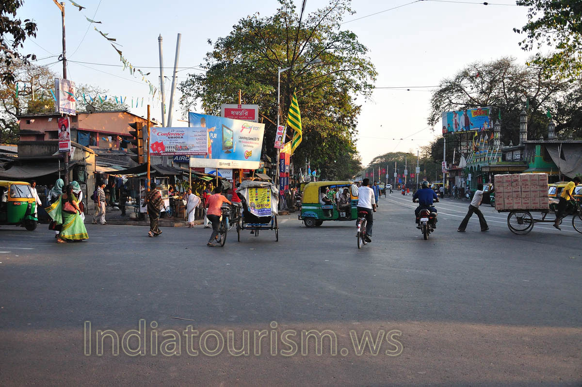The crossroad of Deshapran Shasmal Road & Prince Anwar Shah Road is very busy even in the evening