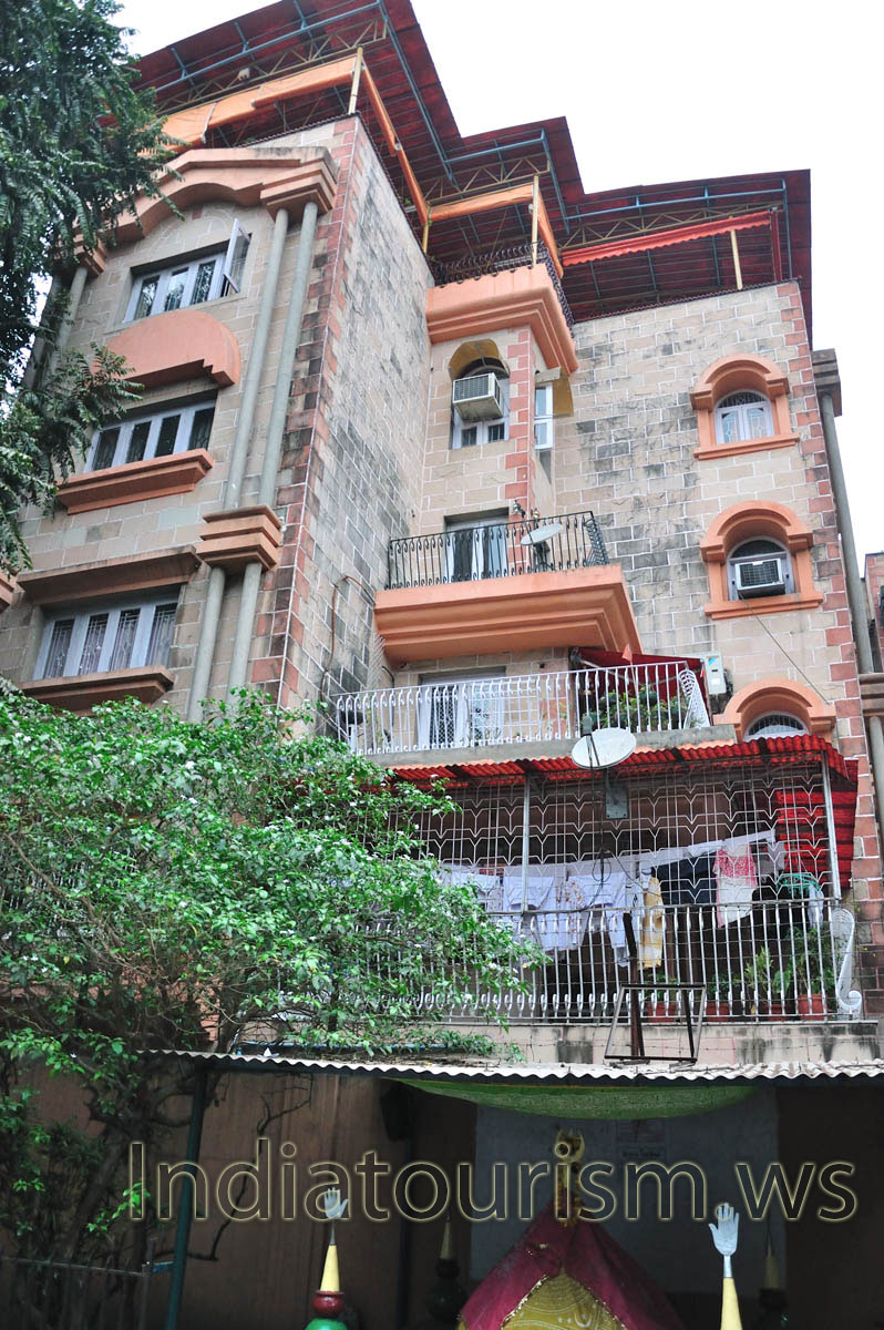 There are the rich apartments on the way to the bridge