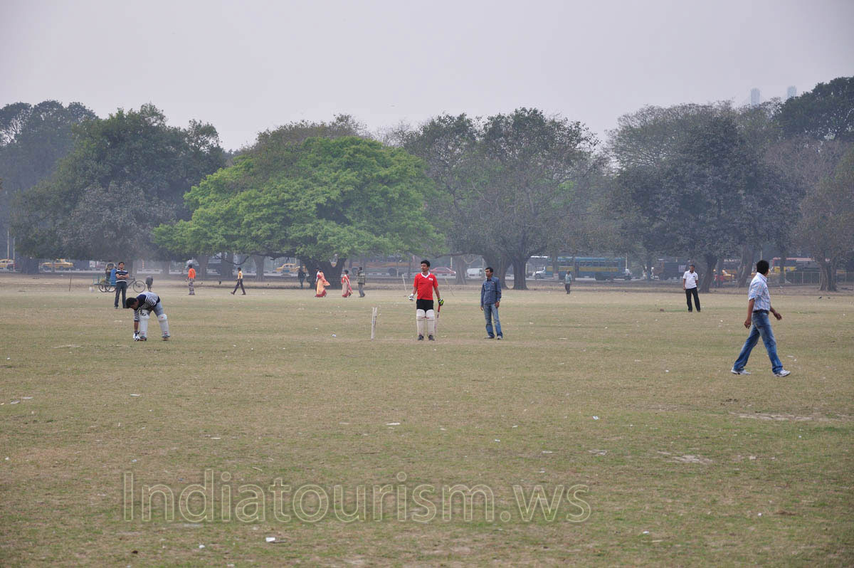 The path to the bridge from the center of Calcutta passes through the Maidan