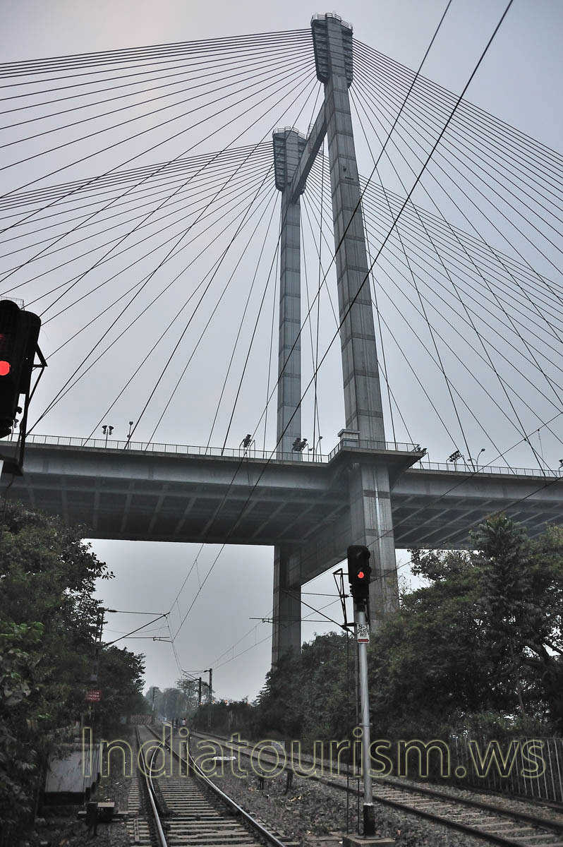 Vidyasagar Setu Bridge passes over the railway