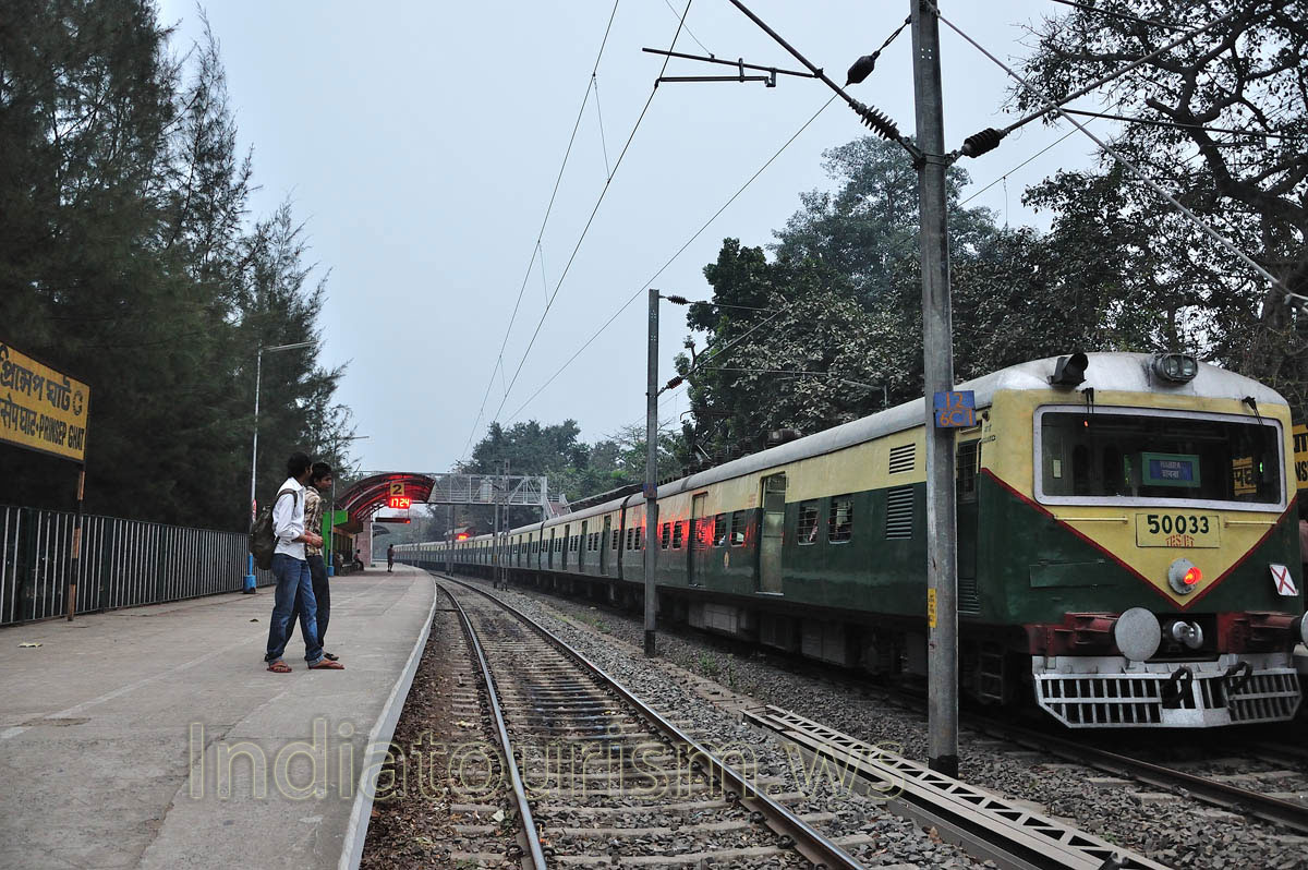 The train has arrived to the Prinsep Ghat Railway Station