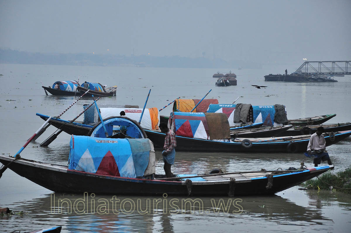 There are boatmen on the Hooghly River