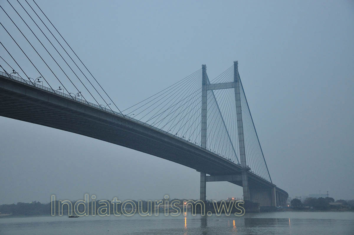 Vidyasagar Setu Bridge in the evening