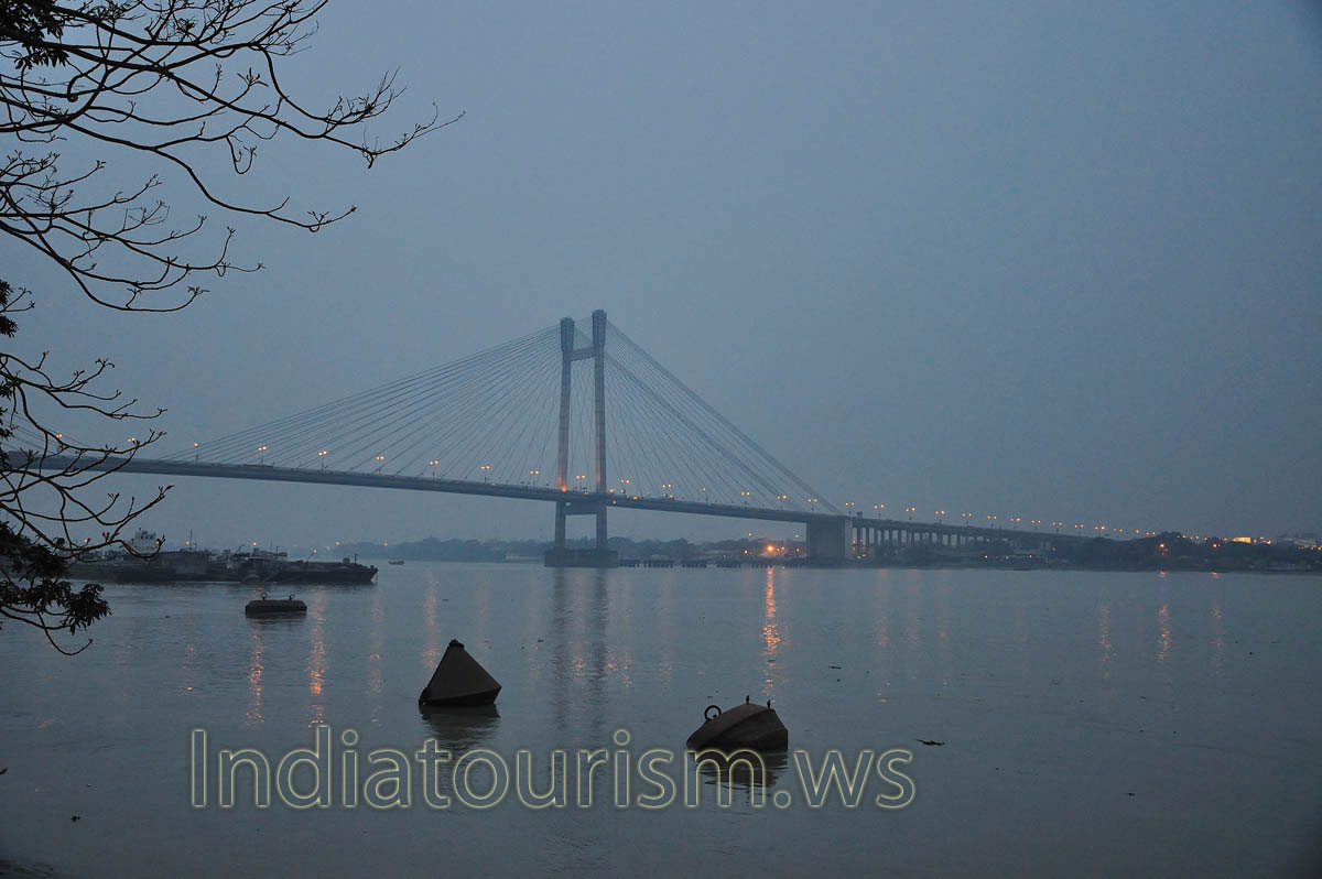 Vidyasagar Setu Bridge in the night