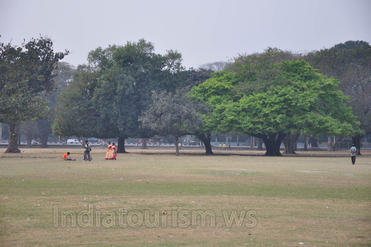 Young people are relaxing on the Maidan