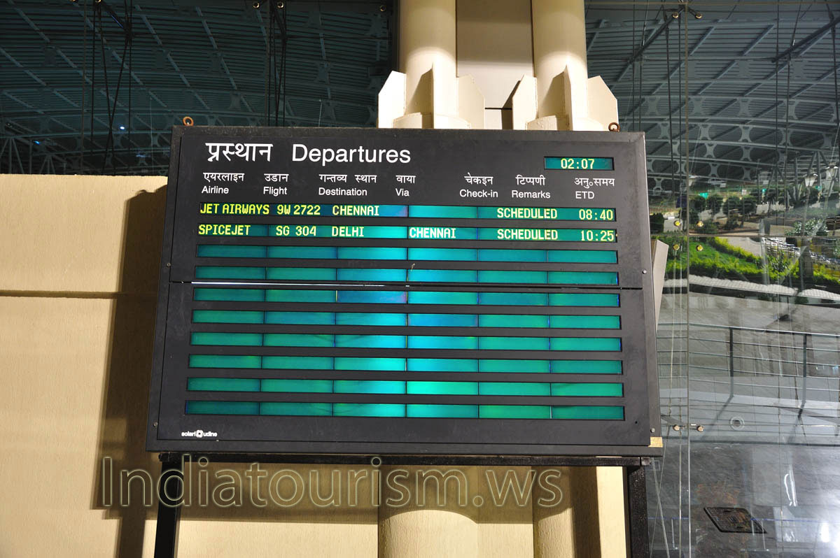 schedule of departures in the madurai airport on the street - our flight 'SpiceJet SG 304 Delhi via Chennai 10:25', current time: 02:07am