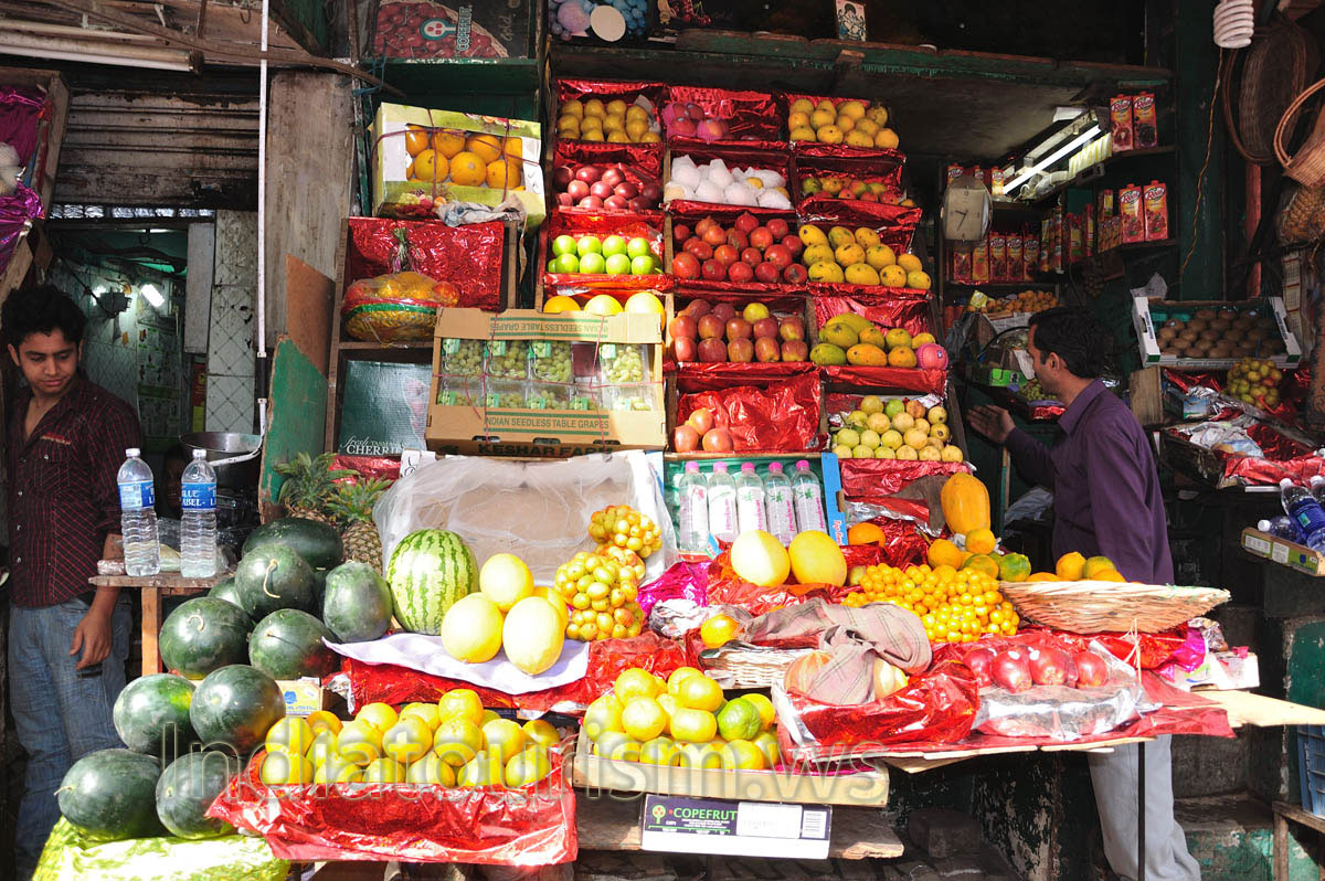main bazaar in new delhi: fruits