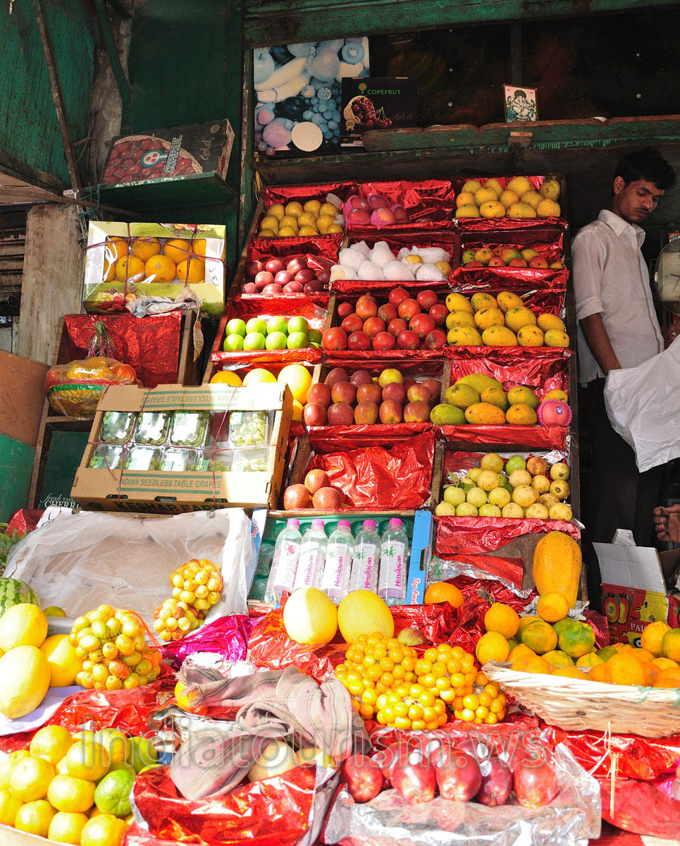 tasty mangoes and melons at new delhi main bazar