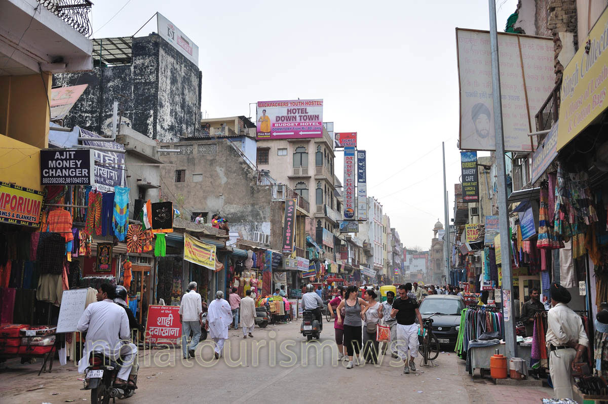 Main Bazaar in New Delhi: 19th of March - children on the roofs are ready to take part in the festival of the paints