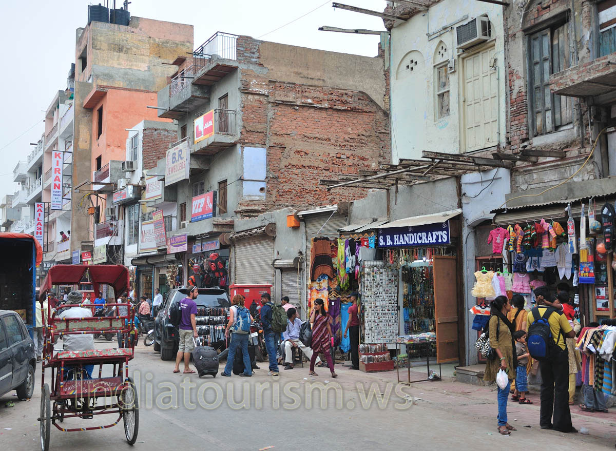 Main Bazaar in New Delhi: S.B. Handicrafts