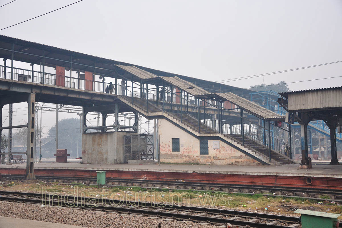 pedestrian bridge over the railway station