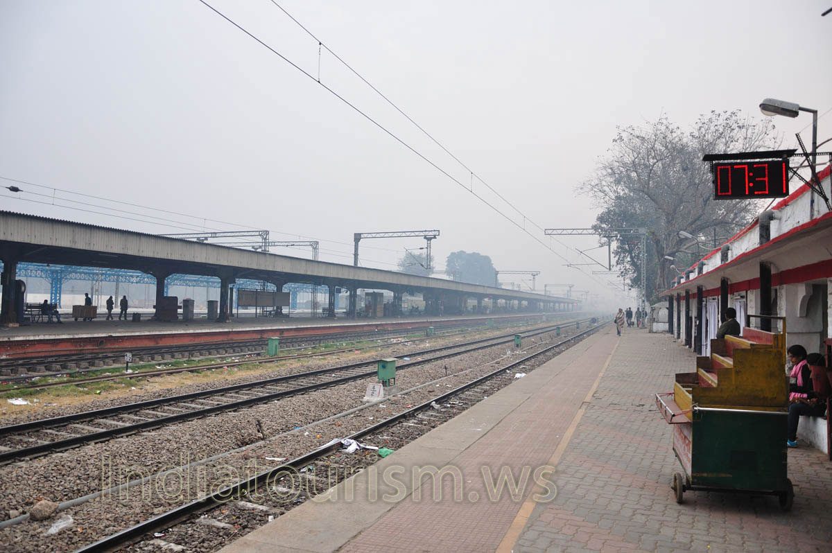 first railway platform where the train number 12215 (Dee Bdts G Rath) stops