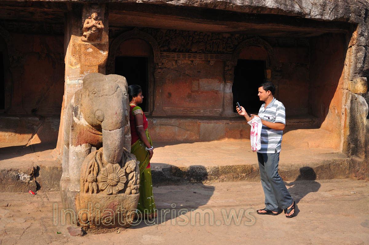 Indians make pictures against a background of the elephant
