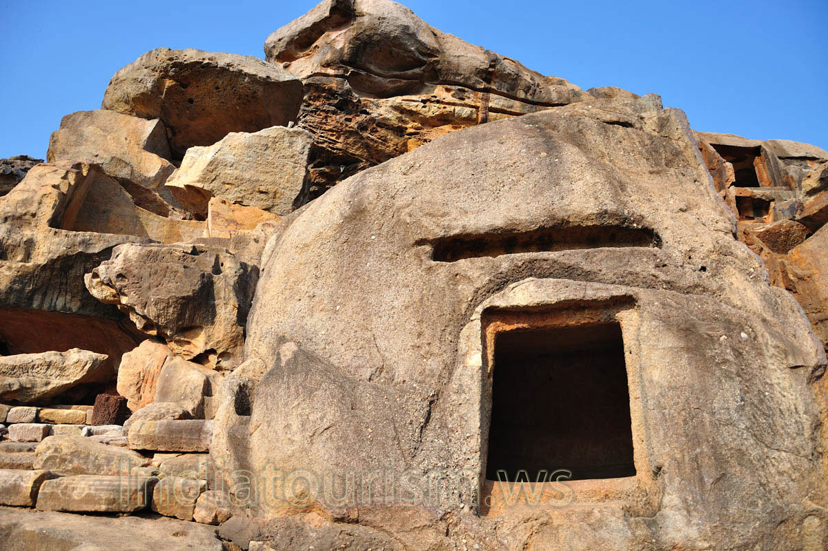 Sarpa Gumpha (Cave 13) - unusual small cave with adornment above the entrance