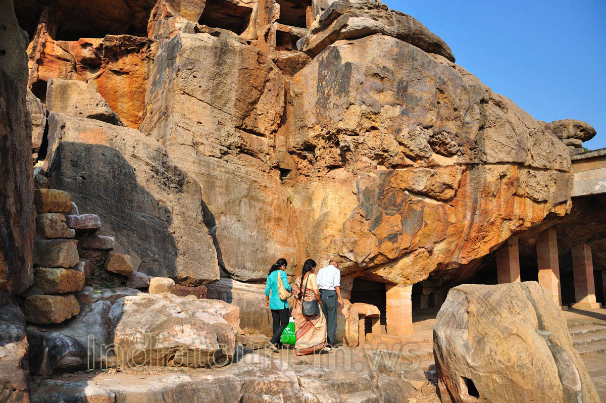 There are many tourists here