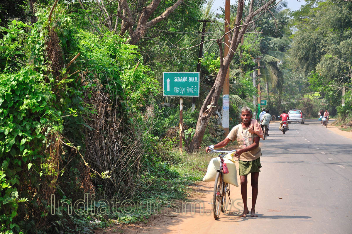 Road sign 'Satapada 30 km.'
