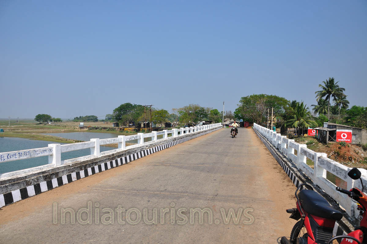 the bridge on Brahmagiri road, direction to Puri