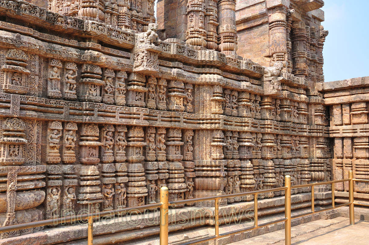 Musicians and dancers in the Hall of Offerings