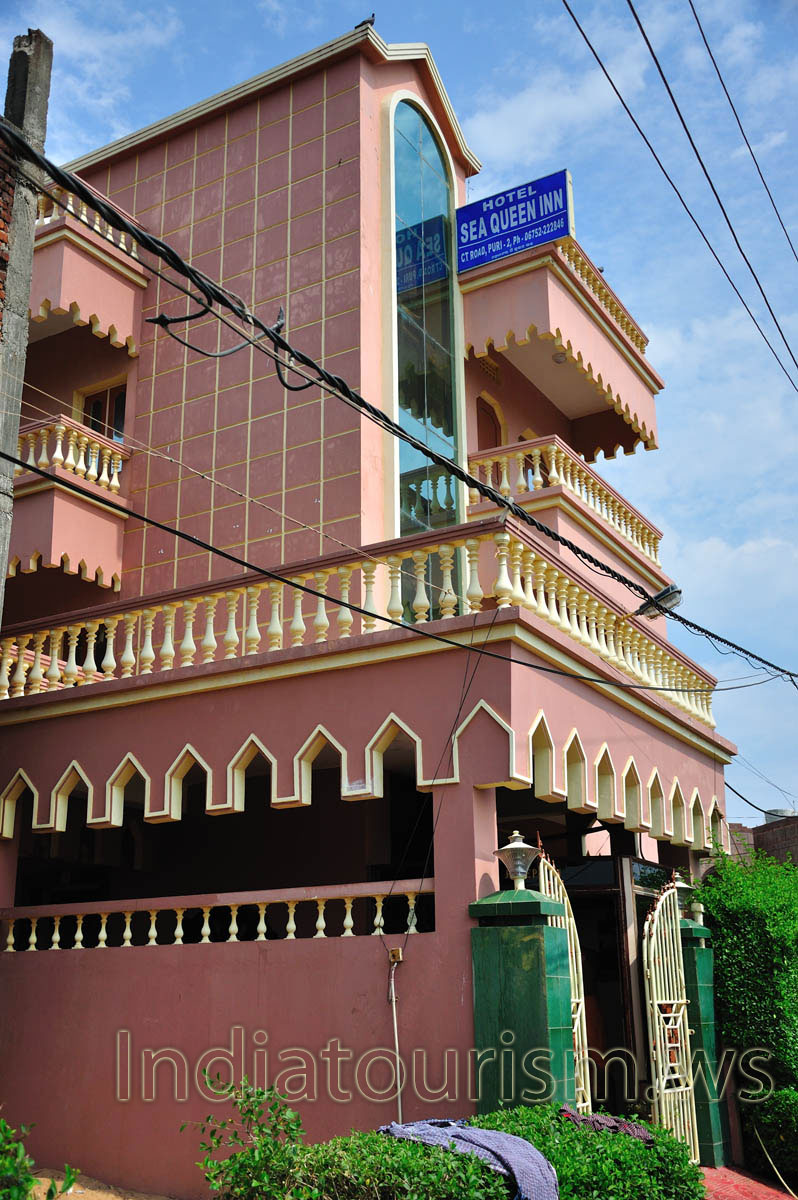 The hotel Sea Queen Inn on Chakra Tirtha Road