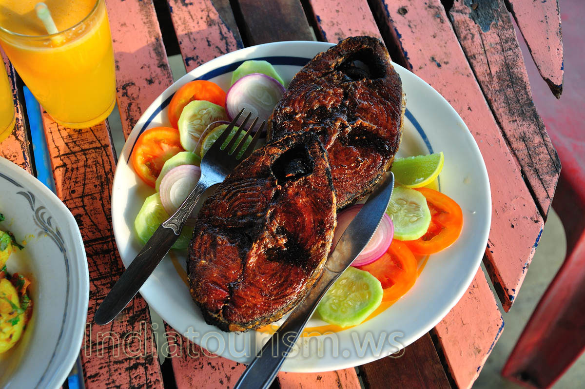 This is the fried tuna with slices of the lemon and cucumbers