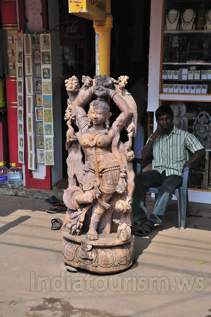 The statue of the nude woman