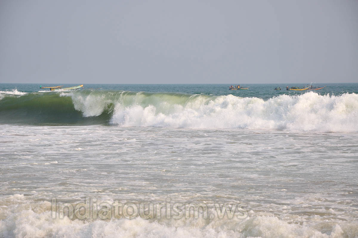 Ocean wave with the noise comes down to the shore