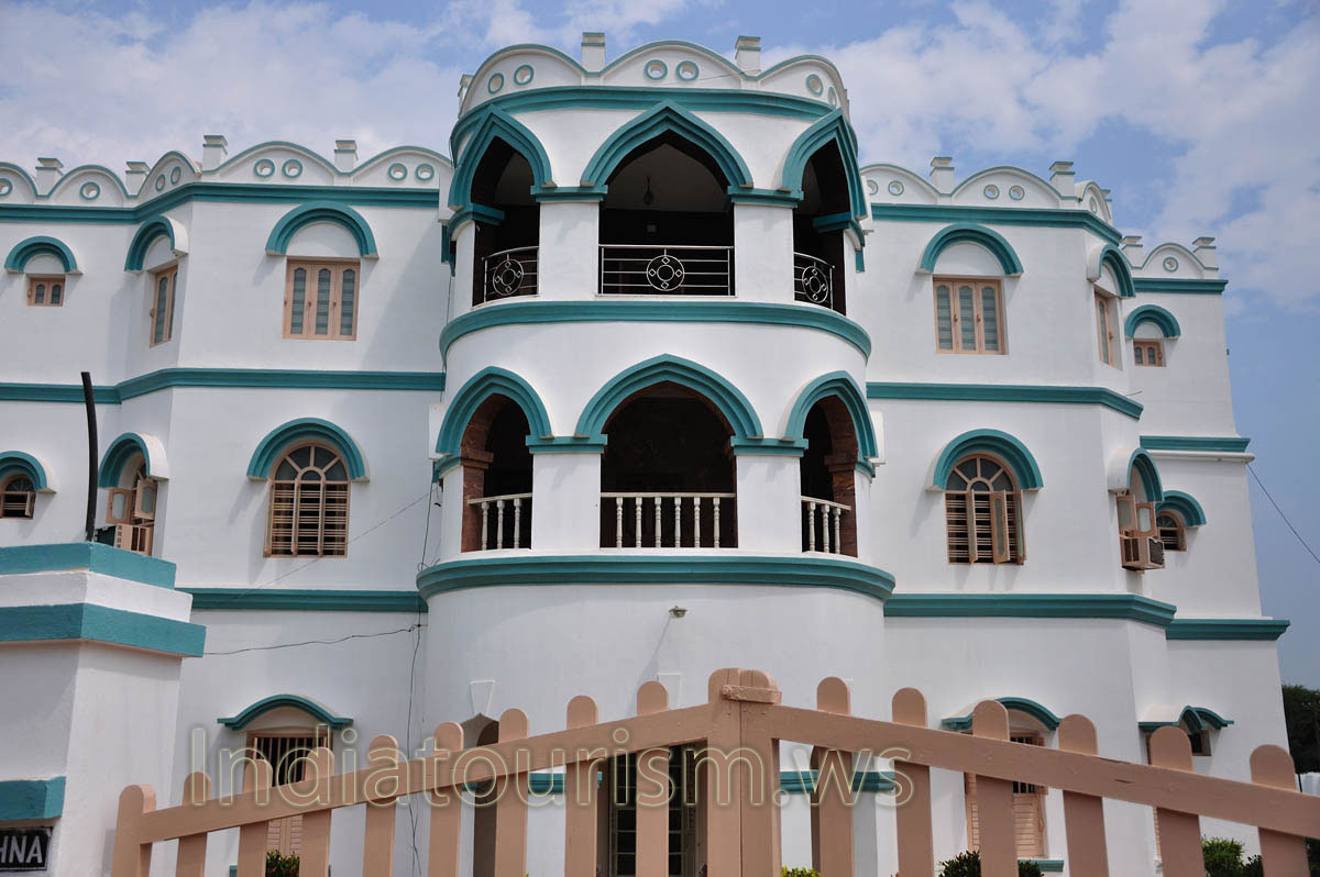 The window openings of this hotel are decorated in oriental style