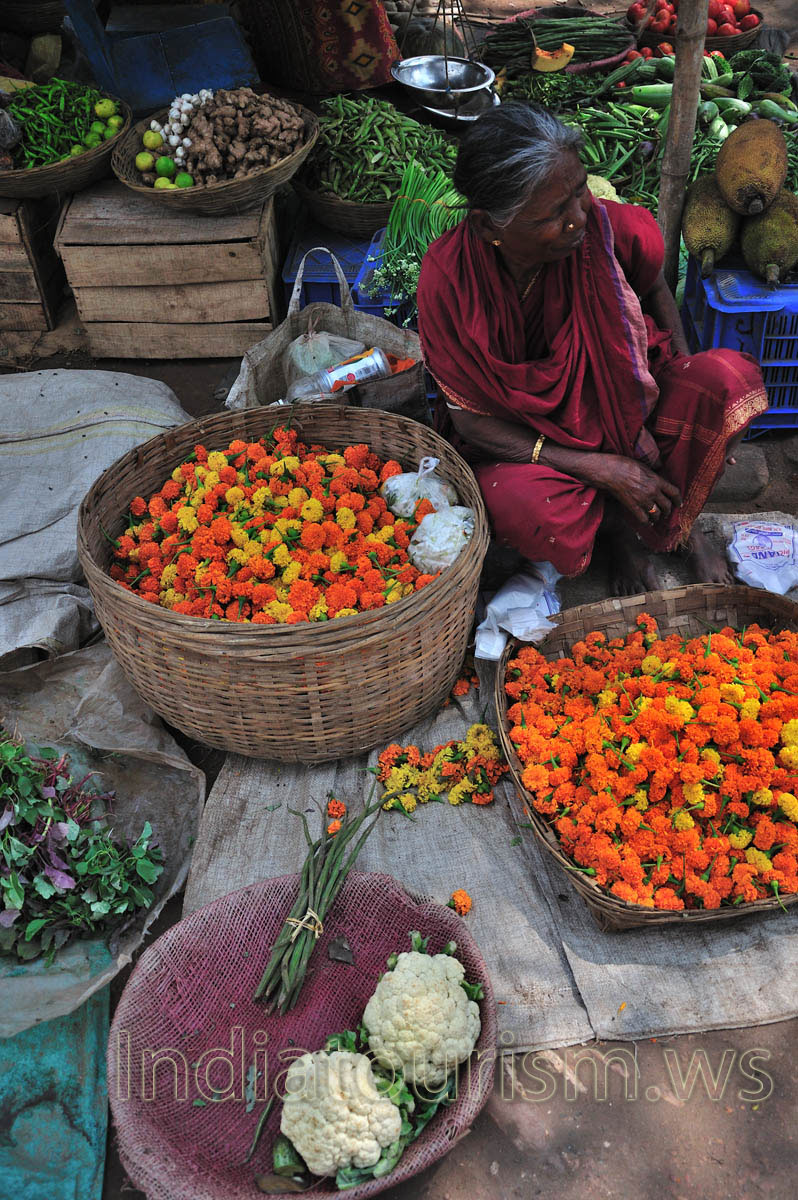 Sale of flowers and cauliflower