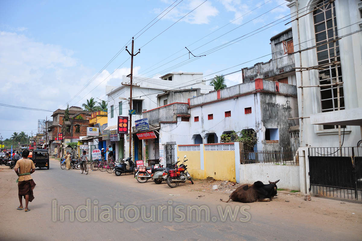 There are motorcycles and bicycles on the sidelines