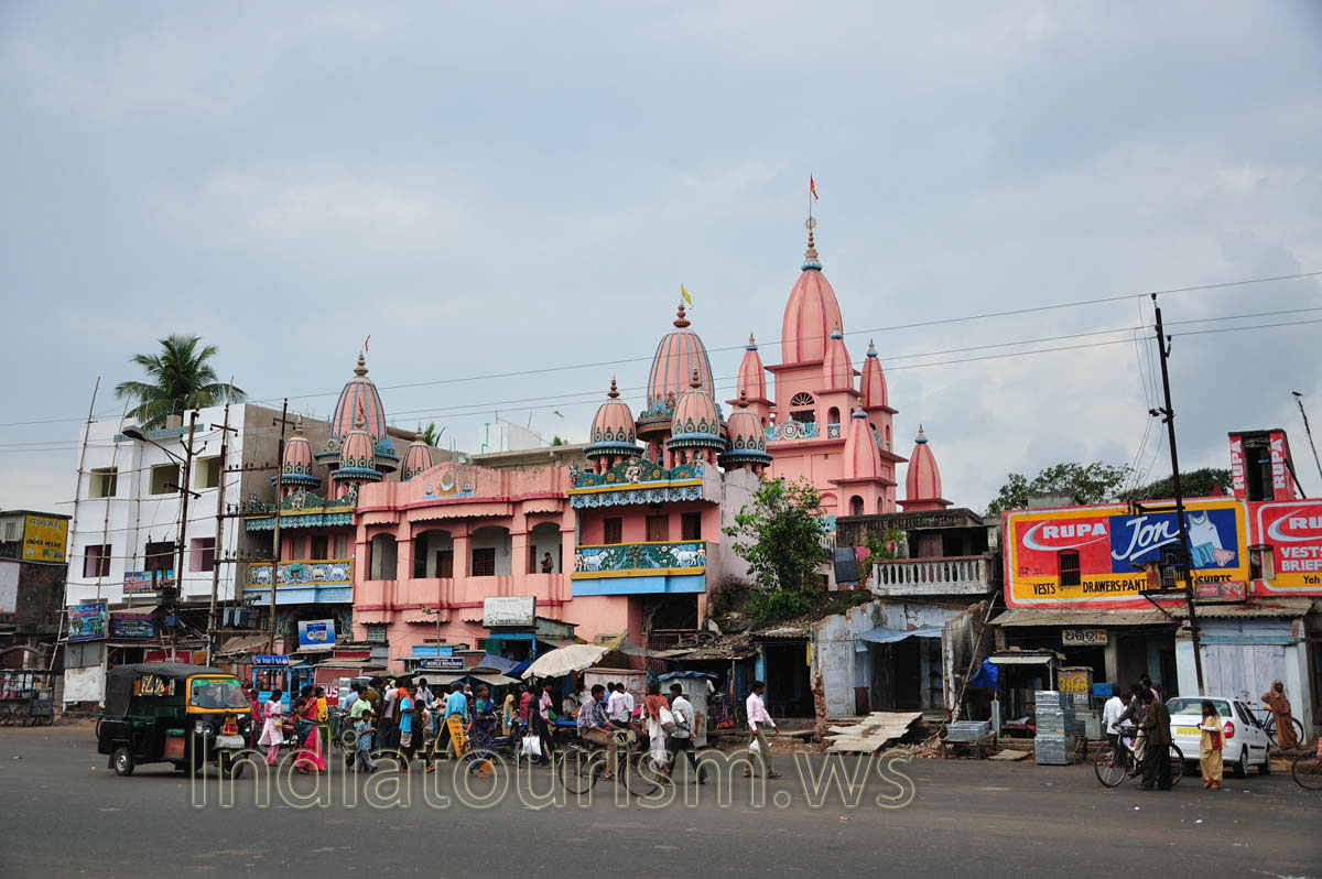 The pink temple on the Bada Danda street
