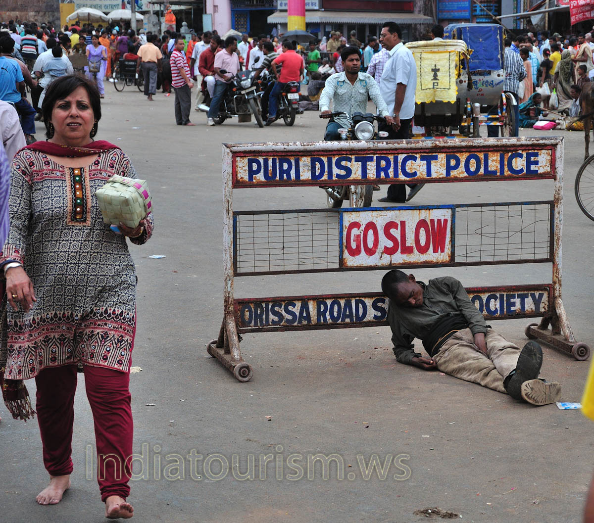A man fell asleep at the sign Puri District Police