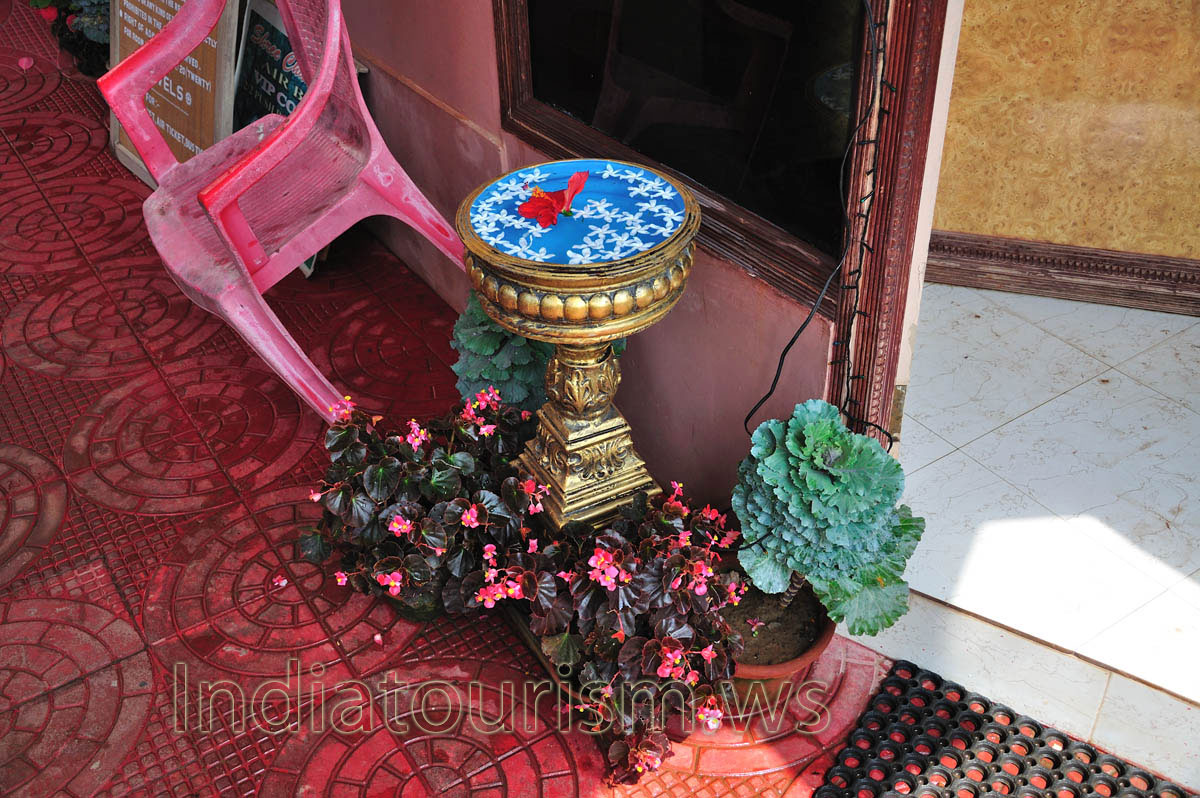The flower petals float on the water surface in the vase