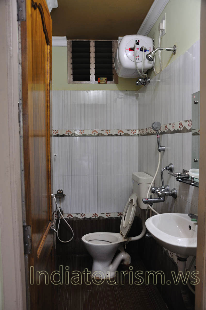 The shower room in the first room of the hotel 'Sea Queen Inn'